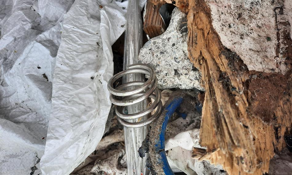 detailní foto odpadu - kovová pružina